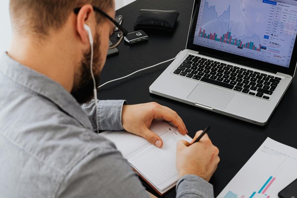 Revealing the power of ai: how uk tech startups leverage predictive analytics for success